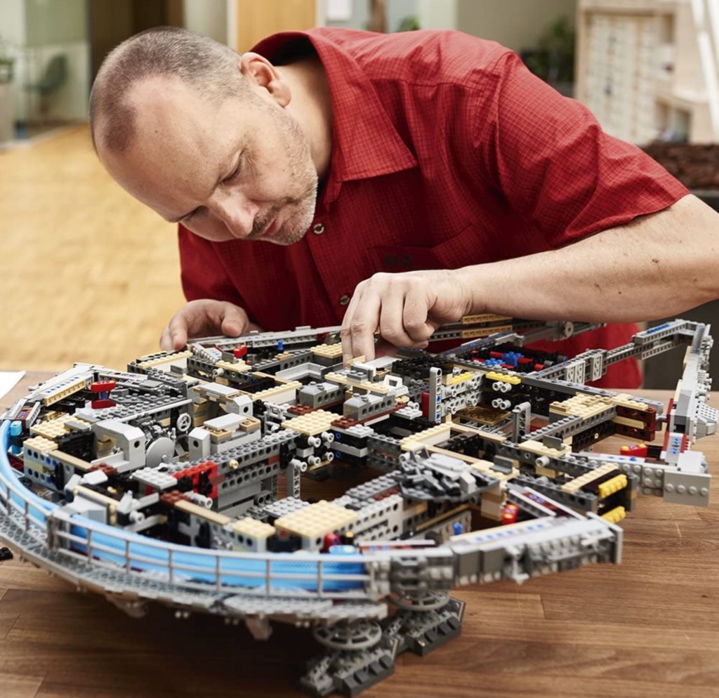 Žmonės dėlioja LEGO® rinkinį